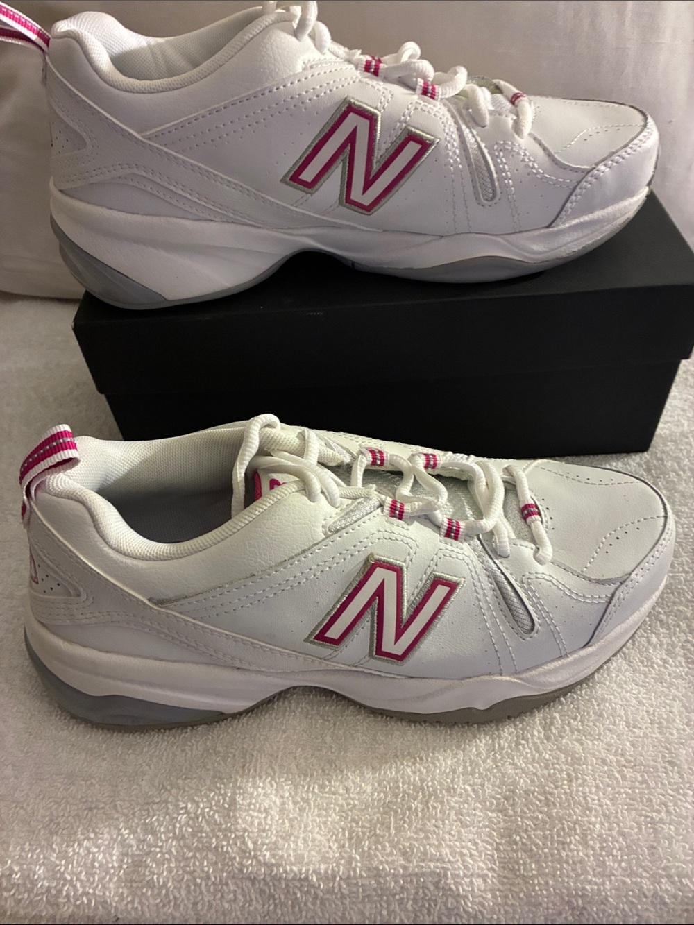 NWOB Women’s New Balance White Sneakers w-Pink Logo and Trim